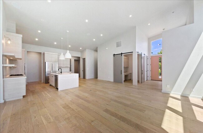 Building Photo - Modern Luxury Meets Everyday Comfort in Me...