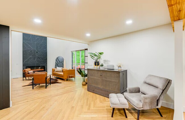 Building Photo - 930 Downey Dr