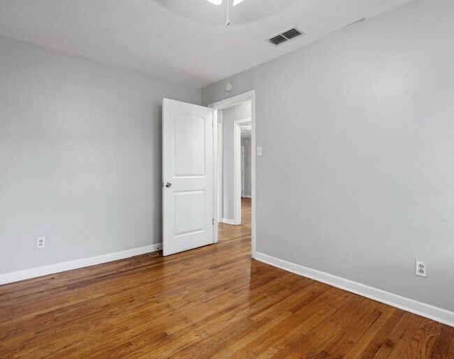 Building Photo - 2 bed 1 bath near Slide and Marsha Sharp n...