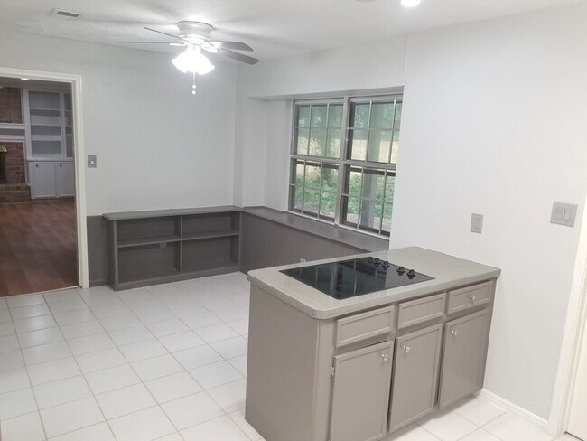 Building Photo - 3911 Brightwood Dr