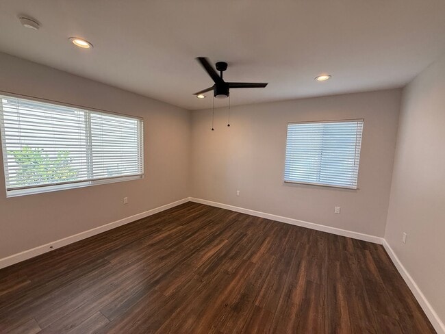 Building Photo - Amazing 1 Bedroom Back Home in La Crescenta!