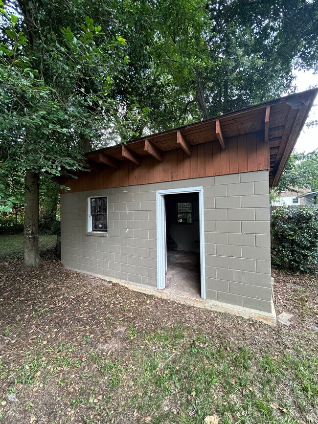 Building Photo - 2411 Preston St