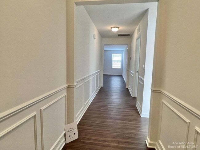 Building Photo - 10284 Swan Lake Cir