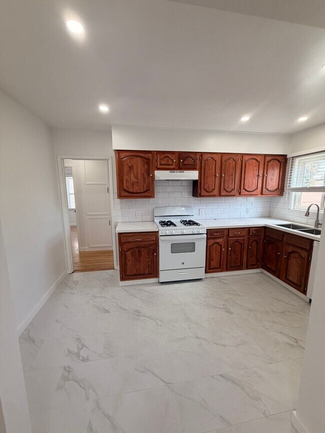 Building Photo - Remodeled 3 Bedroom Norwalk House For Rent!