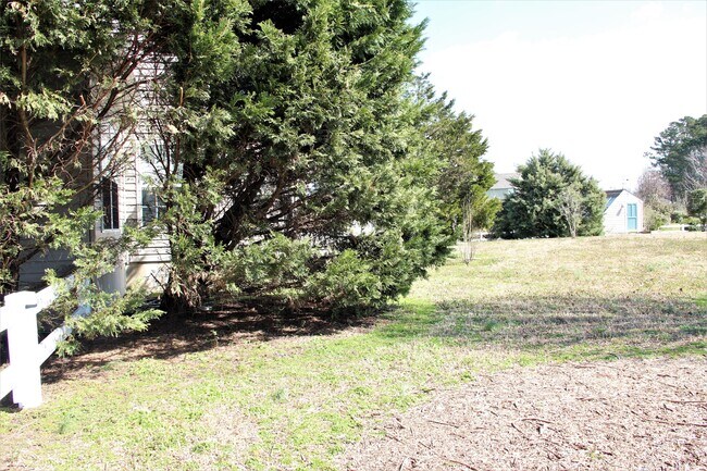 Building Photo - 205 Queenswood Blvd