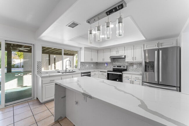 Building Photo - "Experience Luxurious Living: Spacious 4-B...