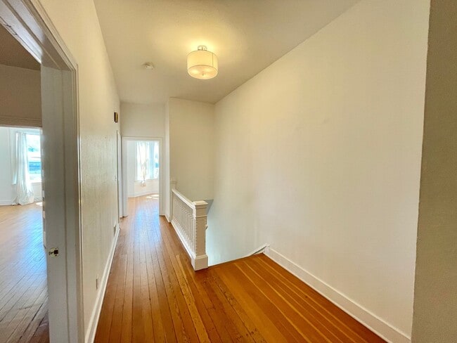 Building Photo - 3BR/2BA Renovated Victorian Full Floor Fla...