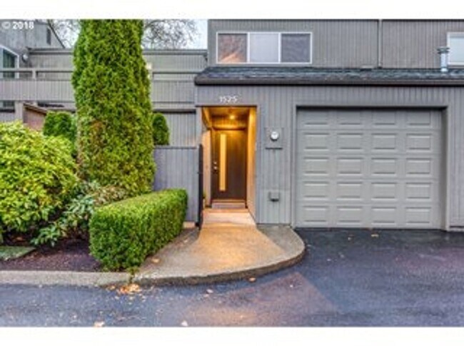 Primary Photo - Great condo Next to Tanasborne