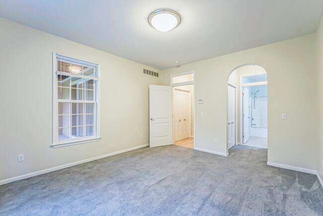 Building Photo - 2962 Hunley Dr