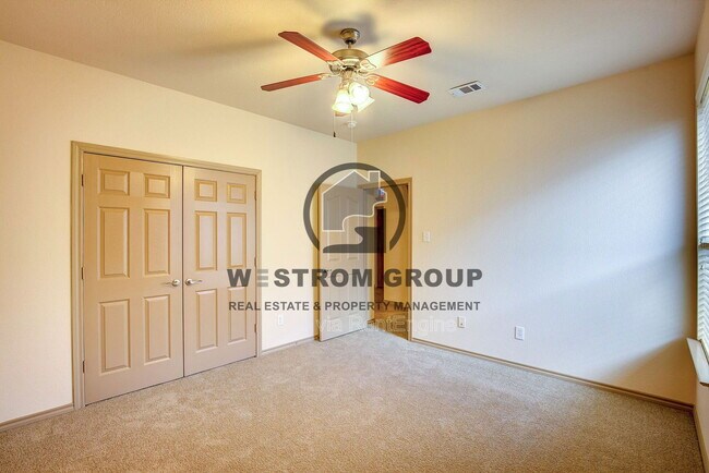 Building Photo - 3217 Hornbeam St