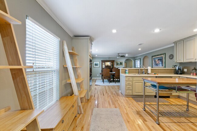 Building Photo - 4708 Woodrow Ave