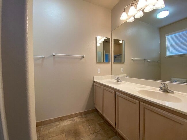 Building Photo - Beautiful Three Bedroom Single Level Napa Home