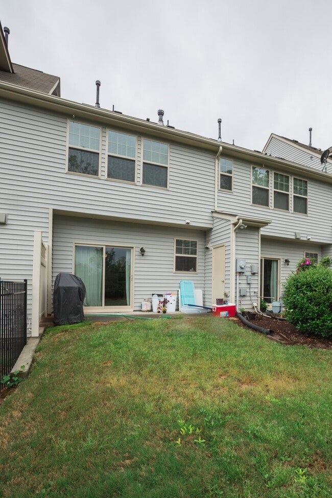 Building Photo - 3 bedroom townhome just minutes from Duke!! Located in the popular Thompson Ridge Community!