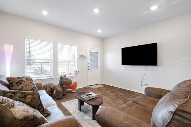 Building Photo - Move in Ready and FULLY FURNISHED 3 BD/2 BA located Far West San Antonio!