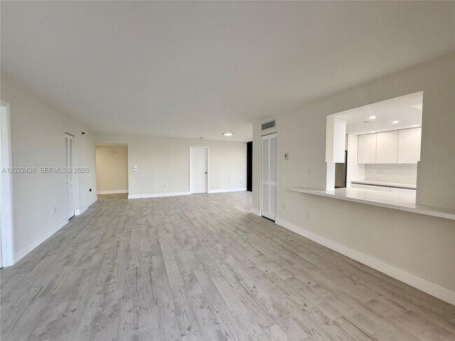 Building Photo - 801 N Venetian Dr