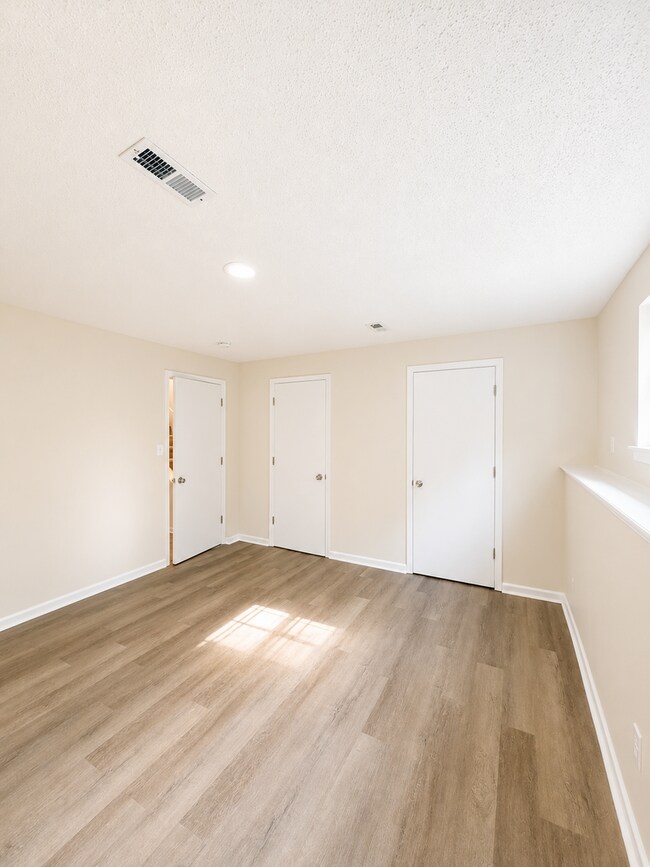 Building Photo - Spacious 3BR Duplex with Two Living Areas