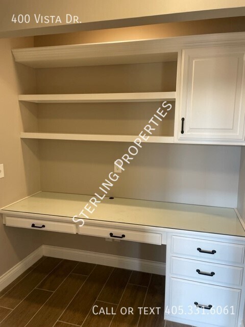 Building Photo - 400 Vista Dr