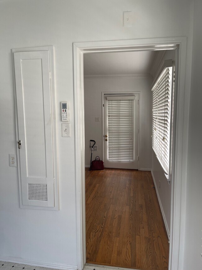 Building Photo - 2326 Oak St