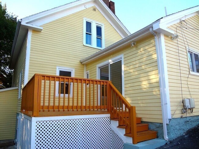 Building Photo - 1800 sqft 4-bed/1.5-bath Single Family Hom...