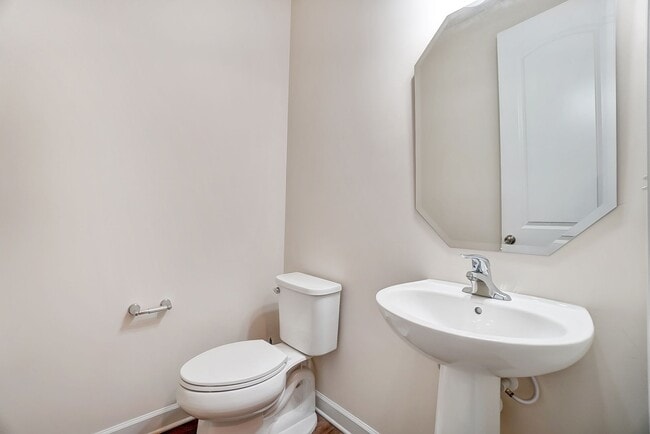 Building Photo - 3 Bedroom Townhome in Steele Creek!
