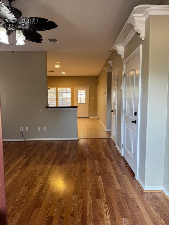 Building Photo - 34534 Lake Side Dr