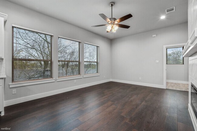Building Photo - 4 br, 4 bath Duplex - 204 North Getzendane...