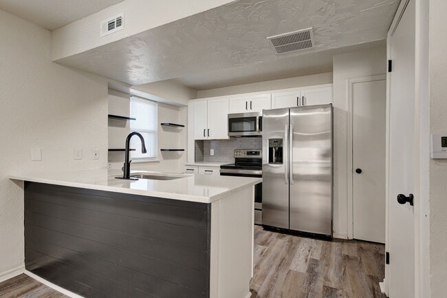 Building Photo - 727 Vicksburg Ave