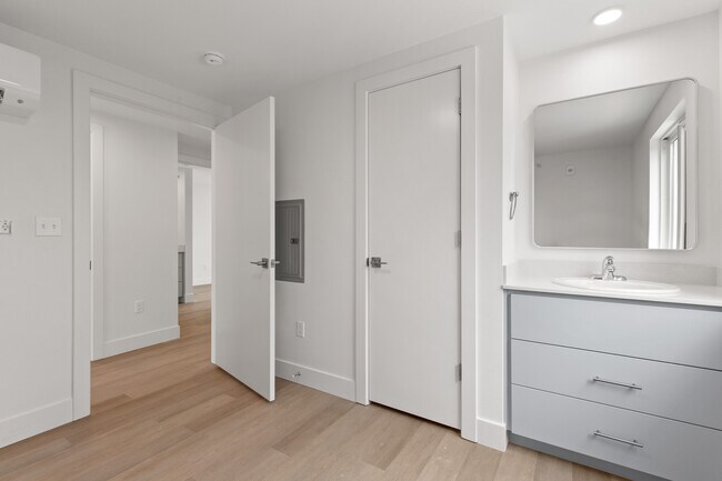 Building Photo - The Ivy