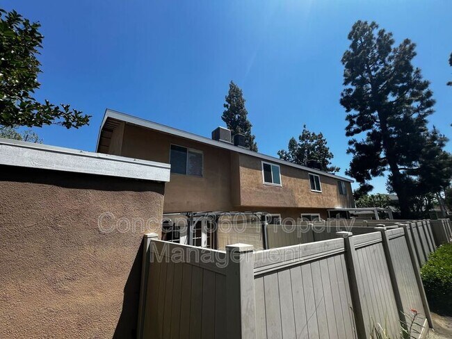 Building Photo - 13525 3/4-13524 Village Dr
