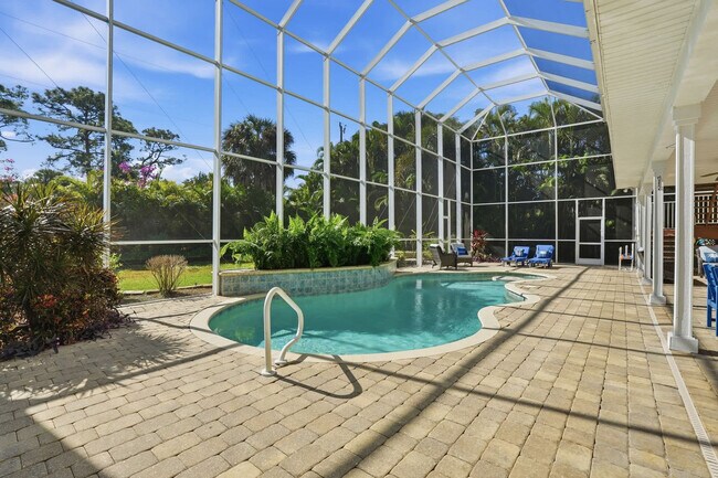 Building Photo - 3011 Pine Tree Dr