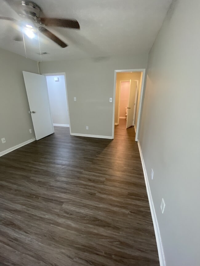 Building Photo - 841 Applewood Ln