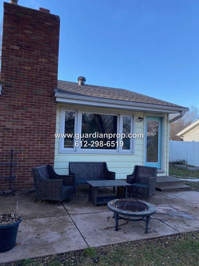 Building Photo - Mendota Heights Rambler Available Septembe...