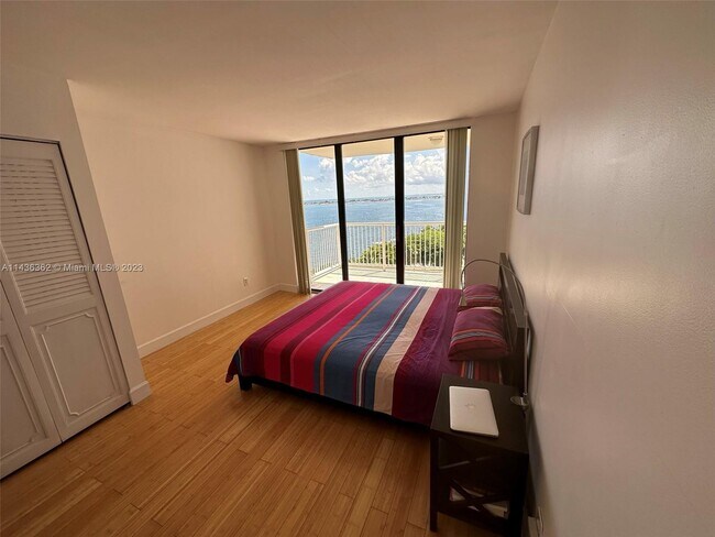 Building Photo - 1440 Brickell Bay Dr