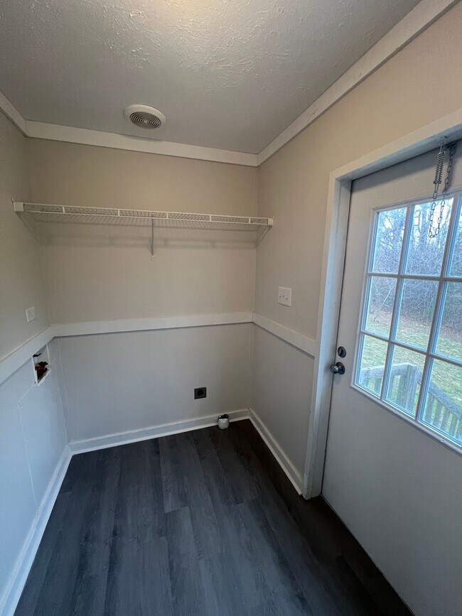 Building Photo - Large 3 bedroom / 2 bath home / 1 Acre FOR RENT