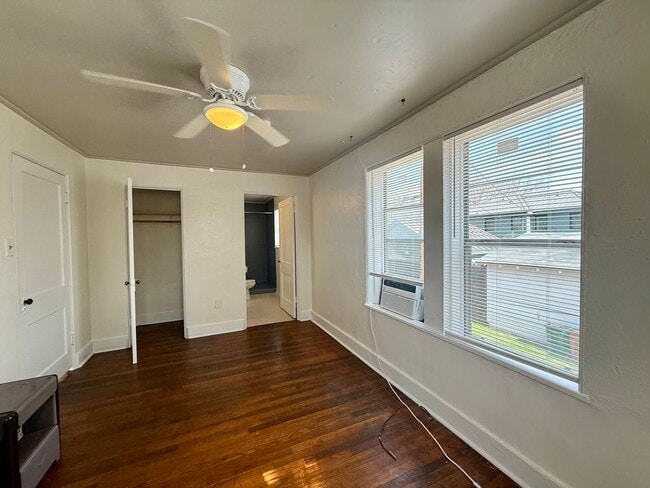 Building Photo - 1/1 Garage Apartment