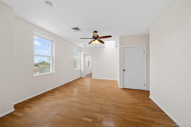 Building Photo - 402 Jericho Tpke