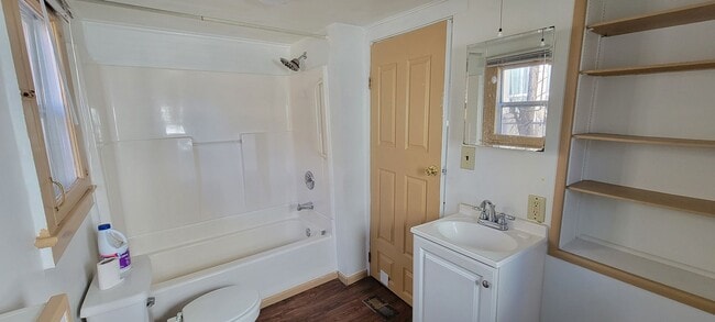 Building Photo - 2 bedroom 1 bath home