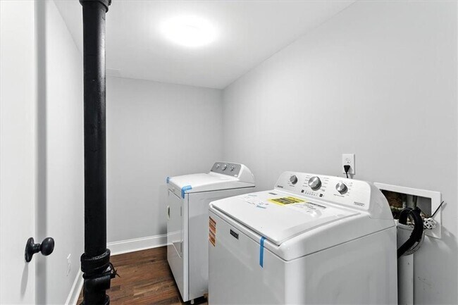 Building Photo - 893 Woodmere Dr NW