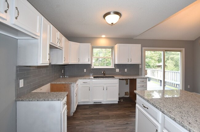Building Photo - Three Bedroom House in Platte City