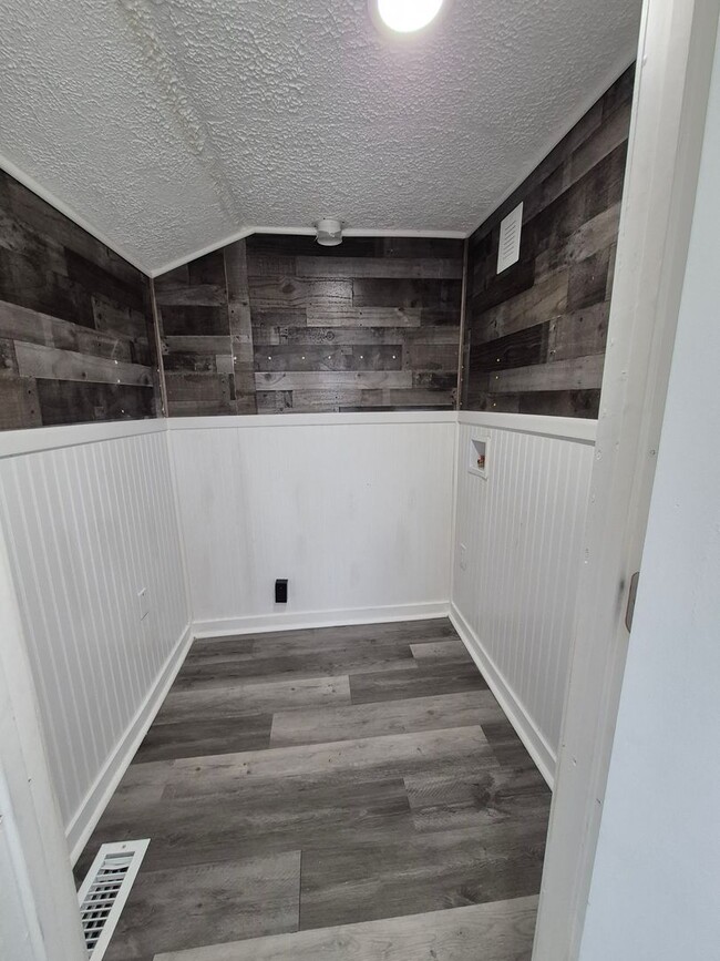 Building Photo - Get this adorable 3-bedroom 2 full bath ho...