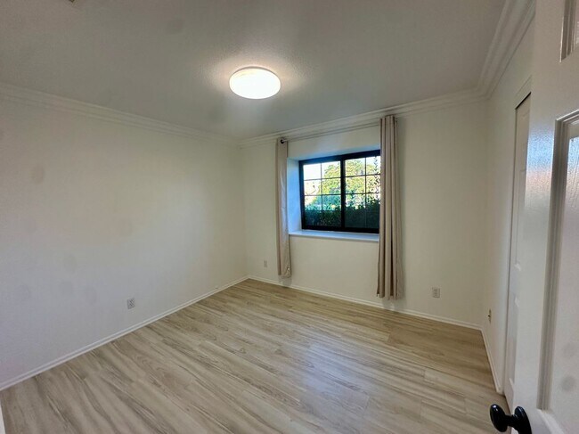 Building Photo - 2815 College Park Dr W