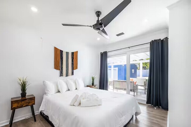 Building Photo - 3538 Roslyn St