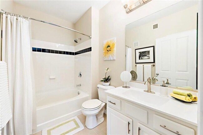 Building Photo - 903 Providence Pl