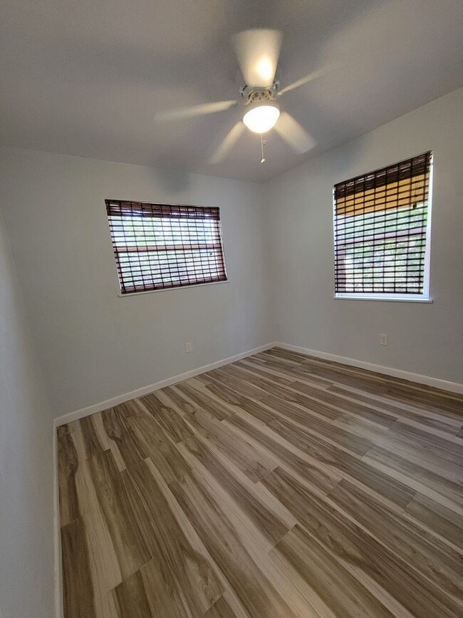 Building Photo - 2 BEDROOM 1 BATH HOME