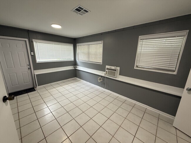 Building Photo - 313 NW 34th Dr
