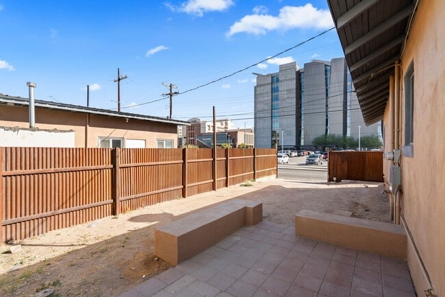 Building Photo - 1541 E Mabel St