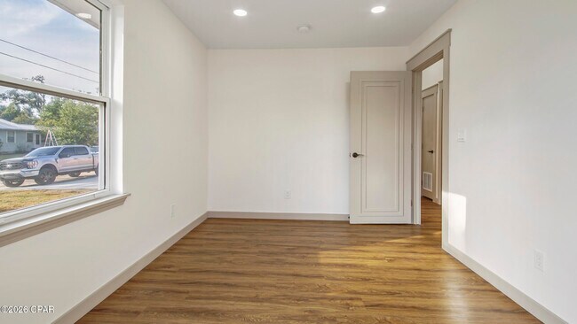Building Photo - 112 N Gayle Ave