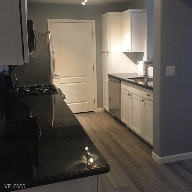 Building Photo - 950 Seven Hills Dr