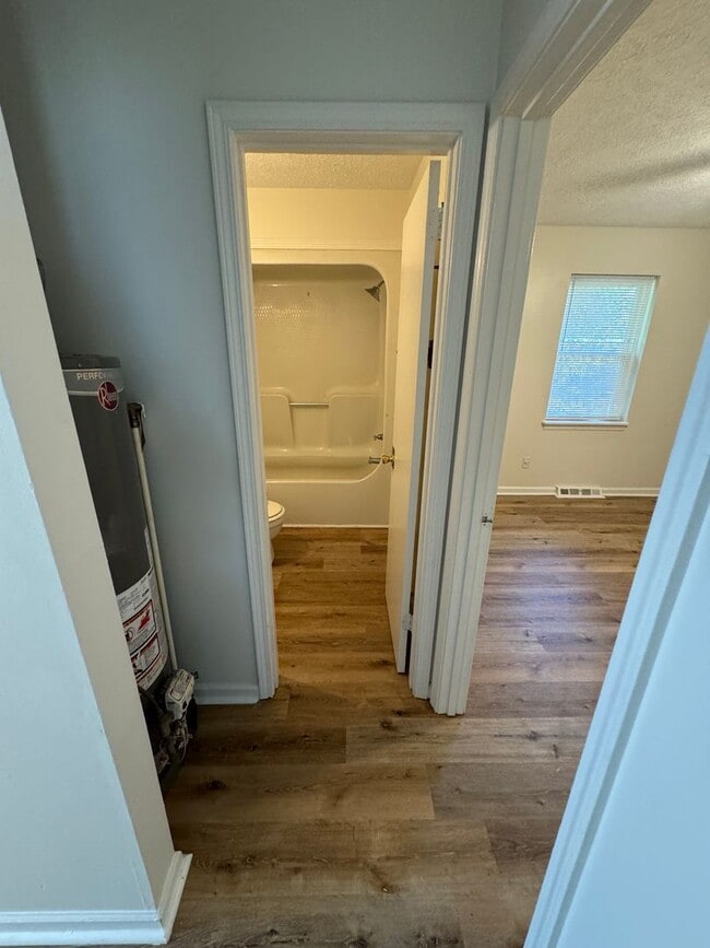 Building Photo - 526 W 13th St