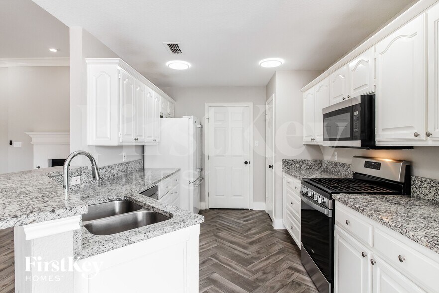 Building Photo - 6 W Sharon Dr